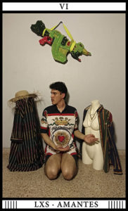 VI LXS AMANTES foto performance Ezequiel Díaz. Escultura de foam de Poncili Creación. Foto Miguel Figueroa. Taller Virtualismo Rebelde _ MATERIC.ORG _